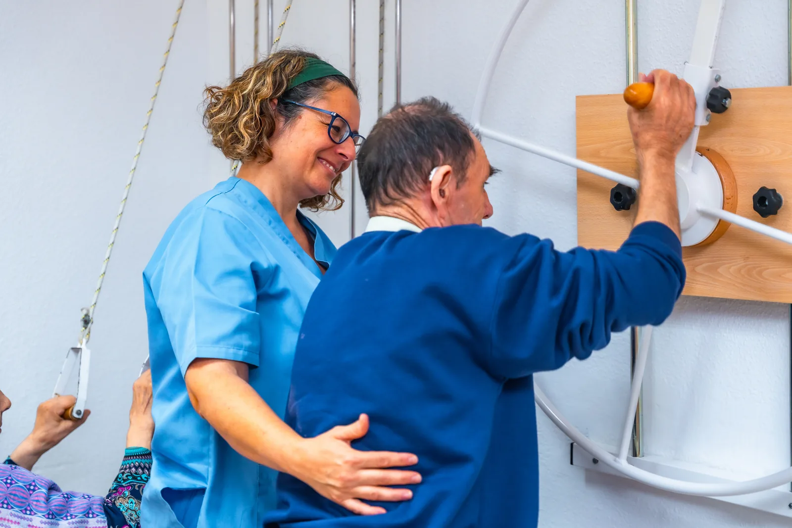 A patient celebrating a milestone with their neuro-rehab therapist