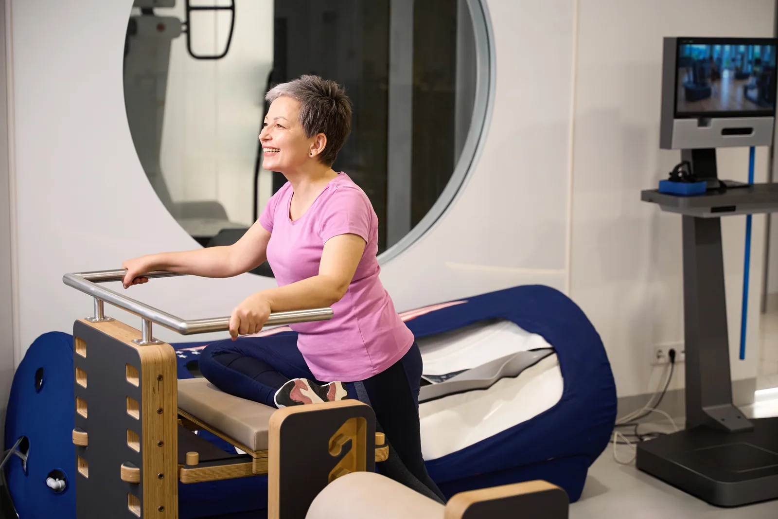 A patient training on a Pilates reformer inside the Cerebron clinic